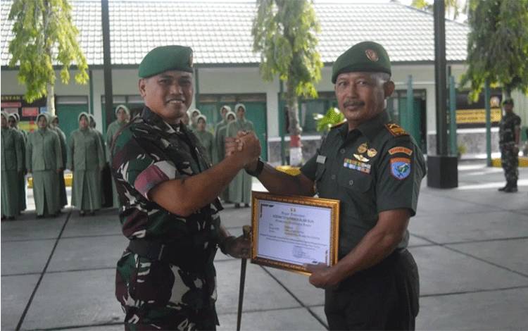 Pimpin Upacara Purna Tugas Anggota, Dandim 1014 Pangkalan Bun Serahkan Piagam Penghargaan