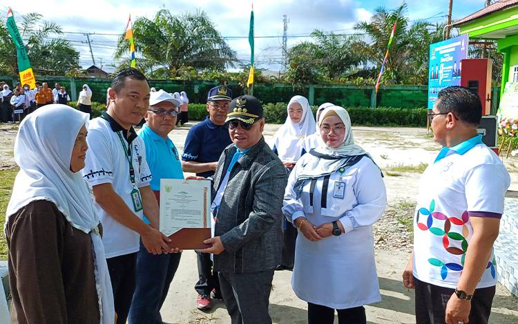 Penghargaan Satyalencana Karya Satya Diterima 9 ASN Kemenag Kotim