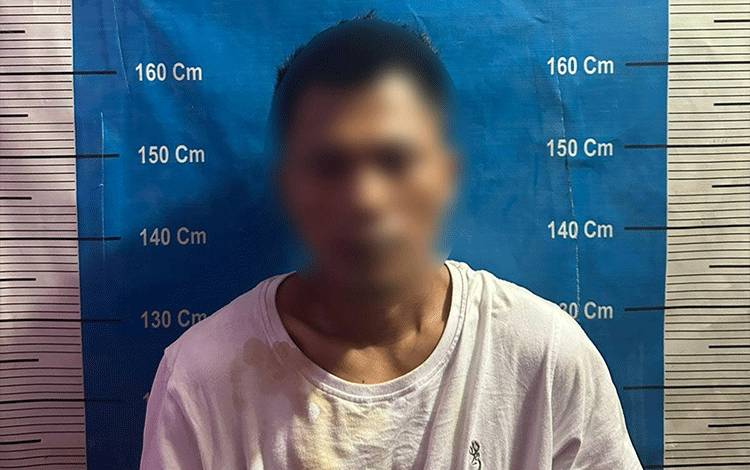 T saat diamankan di Satresnarkoba Polresta Palangka Raya (Foto : Satresnarkoba Polresta Palangka Raya)
