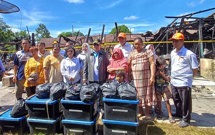 Bupati Kotim Beri Bantuan 7 KK Korban Kebakaran di Kawasan Inhutani