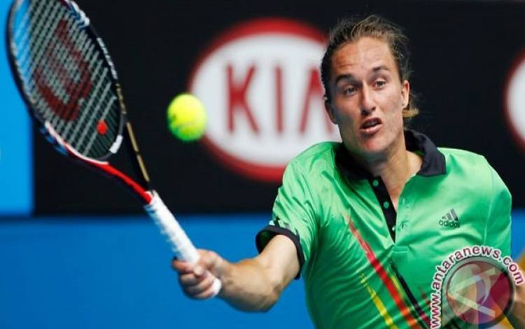 Petenis Ukraina Dolgopolov Gantung Raket untuk Angkat Senjata