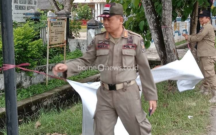 Satpol PP dan Damkar Kapuas Tertibkan Spanduk