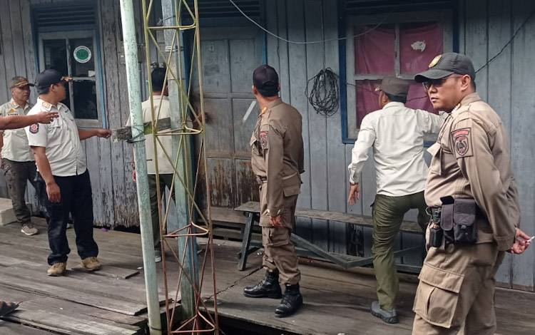 Anggota Satpol PP Kobar saat mendatangi barakan yang sebelumnya ditempati kawanan pengamen yang meresahkan warga Gang Toman RT 1 Kelurahan Baru, Kecamatan Arsel, Kamis, 4 Januari 2024