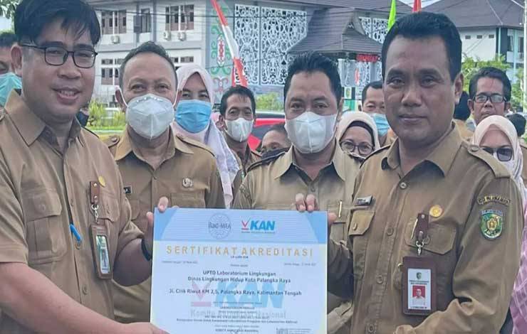 Penyerahan Sertifikat ISO 17025 UPT-LAB Lingkungan DLH Kota Palangka Raya. (FOTO: IST)