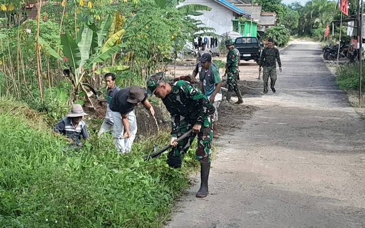 Karya Bakti di Awal Tahun, Koramil 1014-05 Pangkalan Banteng Bersihkan Lingkungan Warga