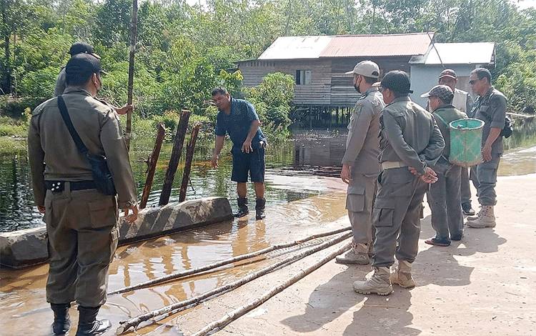 Satpol PP, Pemdes dan Sulung Rescue Respons Informasi Arus Air Pemandian Talawei Bahayakan Anak-Anak