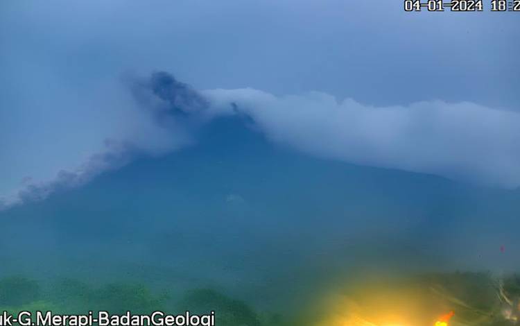 Tangkapan layar yang memperlihatkan awan panas guguran di Gunung Merapi yang berlokasi di perbatasan Jawa Tengah dan Yogyakarta, Kamis (4/1/2024). (ANTARA/HO-PVMBG)