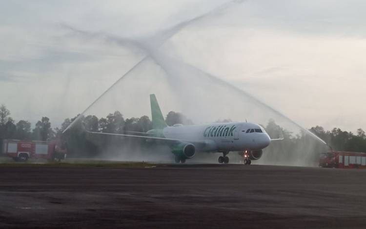 Pendaratan Perdana Citilink di Bandara Iskandar Pangkalan Bun Disambut Prosesi Water Canon Salute