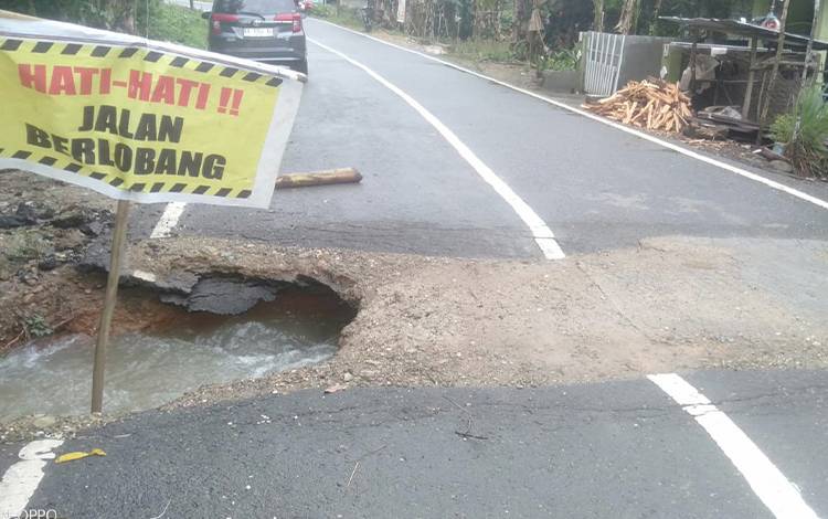 Jalan Provinsi di Desa Ramania Barito Timur Hampir Putus
