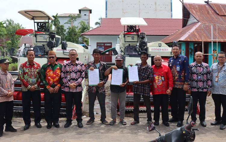 Pj Sekda Serahkan Alsintan untuk Dua Desa di Seruyan