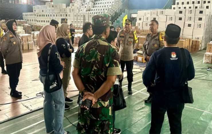 Kapolres Dampingi Pamatwil Cek Tempat Penyimpanan Logistik Pemilu?