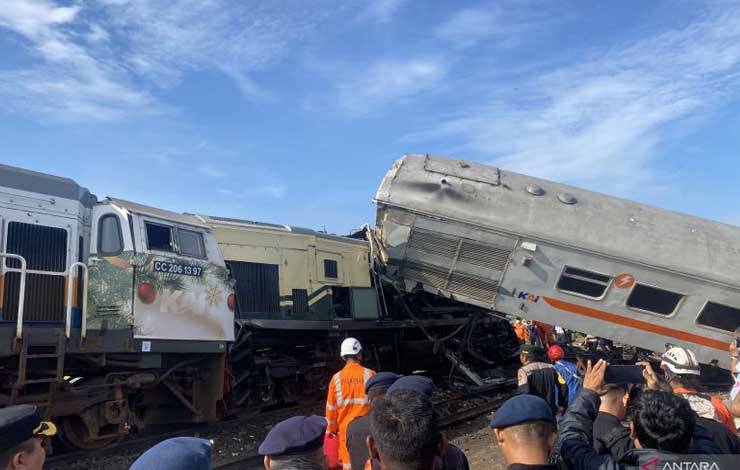 KAI Berhasil Evakuasi KA Turangga dan CL Bandung Raya Usai Kecelakaan