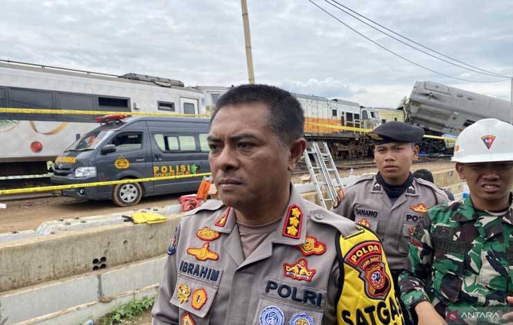 Kepala Bidang Humas Polda Jawa Barat Kombes Pol Ibrahim Tompo menyampaikan keterangan di lokasi kejadian kecelakaan kereta api di Cicalengka, Kabupaten Bandung, Provinsi Jawa Barat, Jumat (5/1/2023). (ANTARA/Rubby Jovan)