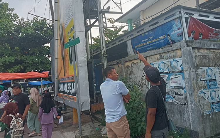 Warga saat menunjukkan lokasi kejadian warga yang tersetrum listrik. (FOTO: BUDDI)