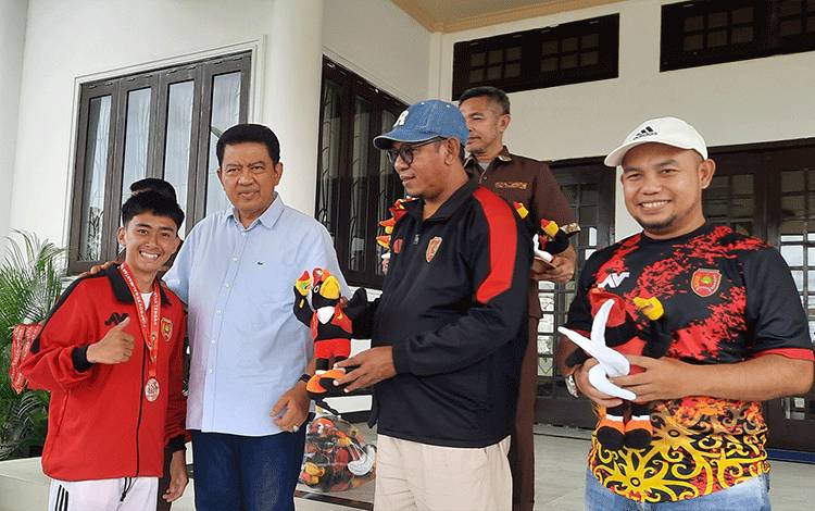 Kalungkan Medali Atlet Porprov, Pj Bupati Kobar Ajak Majukan Sepak Bola