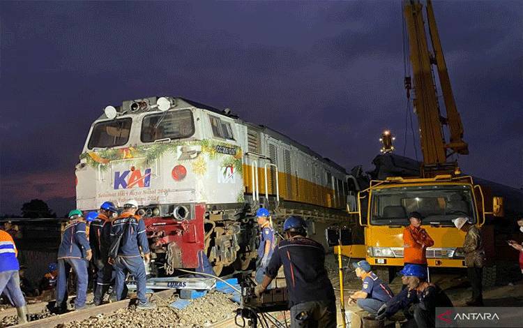 Proses evakuasi rangkaian Kereta Turangga dan Kereta Commuterline Bandung Raya di Cicalengka, Kabupaten Bandung, Jumat (5/1/2024). (ANTARA/Ricky Prayoga)