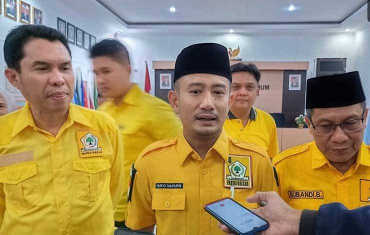 Ketua DPD partai Golkar Palangka Raya, Fairid Naparin bersama jajaran saat diwawancarai awak media. (FOTO: IST)