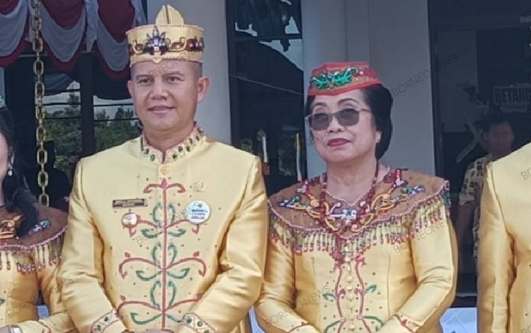 Bupati Gunung Mas Jaya S Monong bersama Wakil Bupati Efrensia L.P Umbing. (FOTO: RISKA YULYANA)