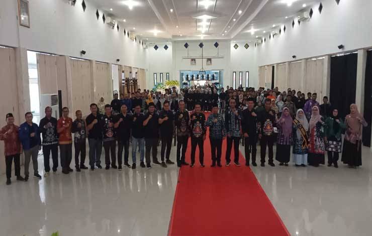 Pj Bupati Sukamara, Kaspinor berfoto bersama usai pembukaan kegiatan acara Character Building Forum Anak yang digelar TP PKK Sukama yang di gelar di aula bupati Sukamara, Sabtu, 6 Januari 2024. (FOTO:NORHASANAH)