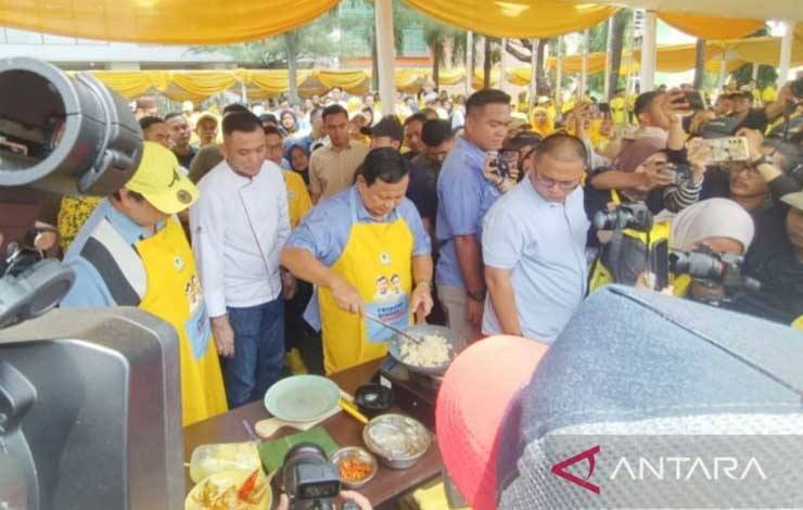 Prabowo Bikin Nasi Goreng di Lomba Masak Menu Rp15 Ribu Partai Golkar