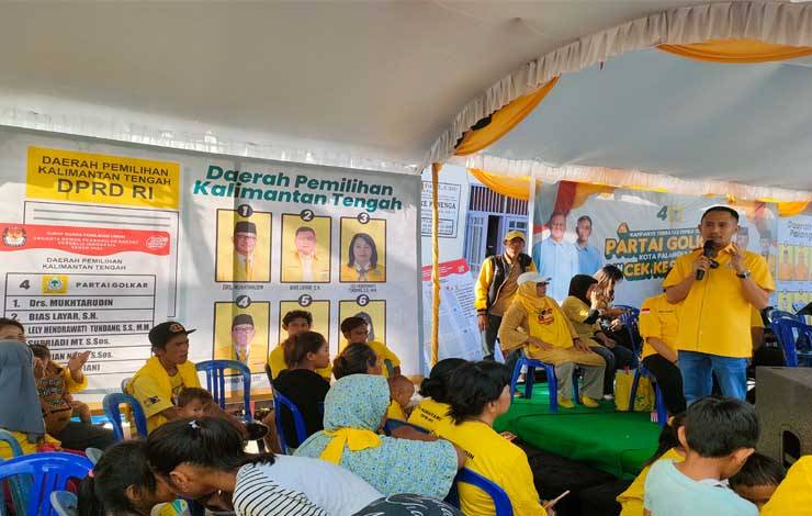 Ketua DPD Partai Golkar Palangka Raya Fairid Naparin saat menyapa warga Jalan Mendawai Palangka Raya (Foto : PATHUR)
