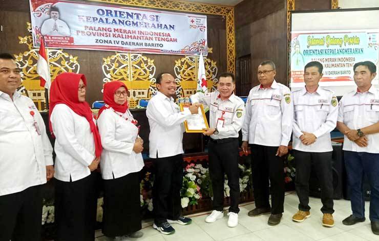 Ketua PMI Barito Utara Syahmiludin A Surapati menerima piagam penghargaan atas kerjasama menjadi tuan rumah kegiatan orientasi Kepalangmerahan PMI Kabupaten Zona IV, dari Ketua Umum PMI Kalteng yang diserahkan Sekretaris Umum PMI Kalteng DR Suprayitno, Sabtu 6 Januari 2024 di aula Disdik.(foto: Dhani)