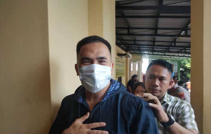 Artis Saipul Jamil kembali ke ruangan Polsek Tambora setelah dinyatakan bebas dalam jumpa pers pada Sabtu (6/1/2024). ANTARA/ Risky Syukur
