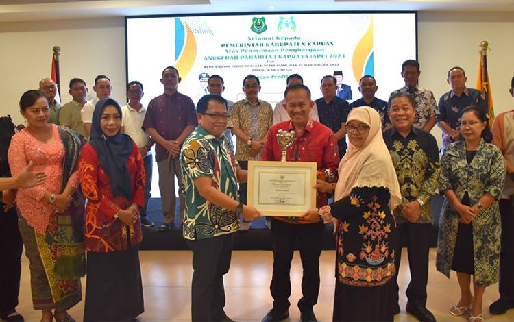 Kapuas Raih Anugerah Parahita Ekapraya Kategori Madya