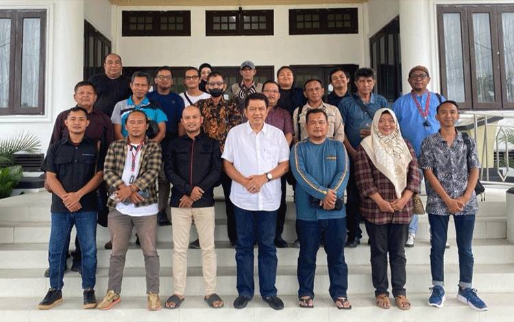 Pj Bupati Kobar Budi Santosa (tengah) antara saat foto bersama Insan Pers Kobar usai menggelar Coffee Morning di Rujab Bupati Kobar. (Foto : ISTIMEWA)