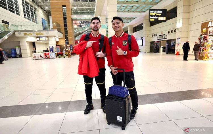 Dua pemain timnas Indonesia Sandy Walsh (kiri) dan Marselino Ferdinan (kanan) berpose saat akan terbang ke Qatar dari Turki, Sabtu (6/1/2024) waktu setempat. (ANTARA/HO-PSSI)