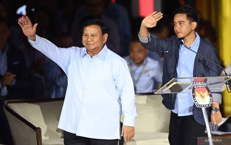 Capres-cawapres nomor urut dua Prabowo Subianto dan Gibran Rakabuming Raka tiba di lokasi debat ketiga Pilpres 2024 di Istora Senayan, Jakarta, Minggu (7/1/2024) malam. ANTARA FOTO/Aditya Pradana Putra/foc.