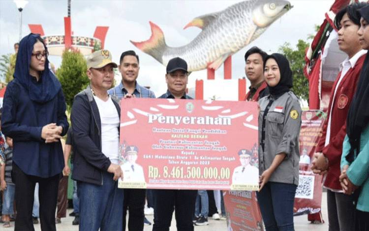 Gubernur Salurkan Bantuan Pendidikan Kalteng Berkah Rp8 Miliar Lebih