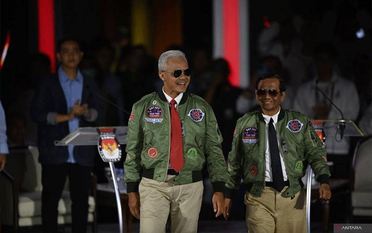 Capres-cawapres nomor urut tiga Ganjar Pranowo dan Mahfud MD berjalan usai tiba di lokasi debat ketiga Pilpres 2024 di Istora Senayan, Jakarta, Minggu (7/1/2024). Debat kali ini bertemakan pertahanan, keamanan, hubungan internasional, globalisasi, geopolitik, dan politik luar negeri. ANTARA FOTO/Aditya Pradana Putra/foc. (ADITYA PRADANA PUTRA/ADITYA PRADANA PUTRA)