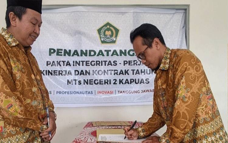 Awali 2024, ASN MTsN 2 Kapuas Tandatangani Pakta Integritas dan Perjanjian Kinerja