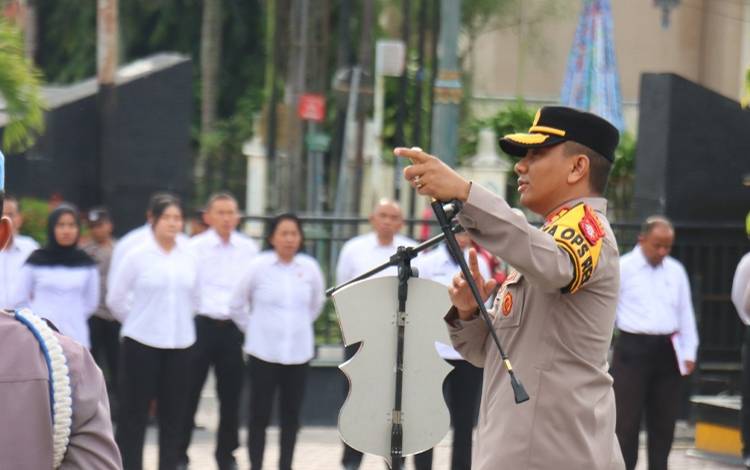 Kapolres Kobar AKBP Yusfandi Usman saat memberikan arahan pada personelnya, saat apel di Mapolres Kobar. (FOTO: ISTIMEWA)