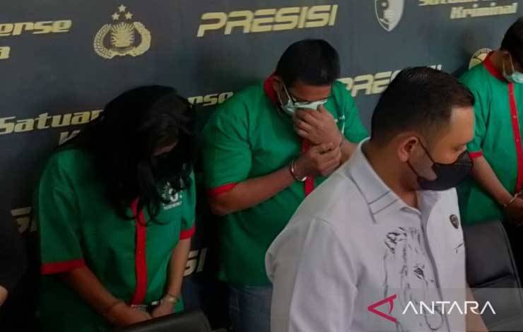 Ibra Azhari dan wanita berinisial NDY dalam jumpa pers pengungkapan kasus penyalahgunaan narkotika di Polres Metro Jakarta Barat, Senin (8/1/2024). ANTARA/Risky Syukur