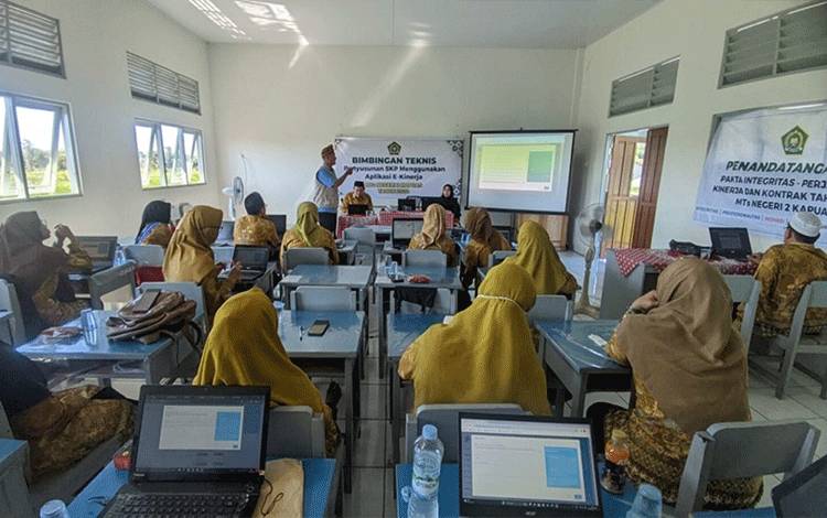 Guru MTsN 2 Kapuas Bimtek Penyusunan SKP Aplikasi E-Kinerja