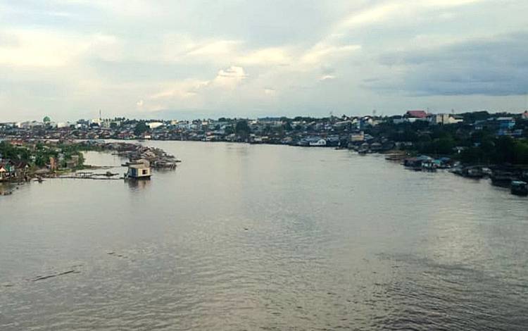 Salah satu DAS yang ada di wilayah Kalteng yakni Sungai Kahayan. Kelestarian DAS penting untuk dijaga agar selamanya bisa memberikan dampak positif bagi lingkungan maupun kehidupan masyarakat. (FOTO: DONNY D)