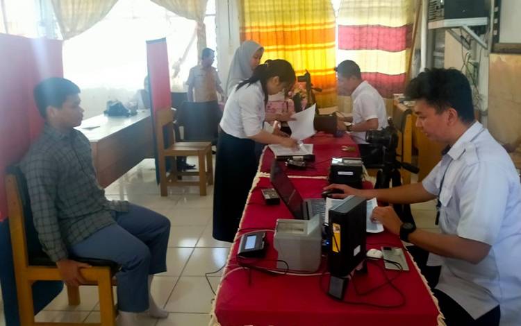 Dinas Dukcapil Kapuas Jemput Bola Perekaman KTP El di SMAN 1 Kuala Kapuas