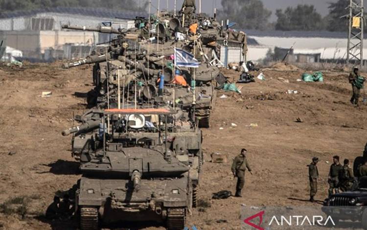 Deretan tank perang berbendera Israel. ANTARA/Anadolu/am.