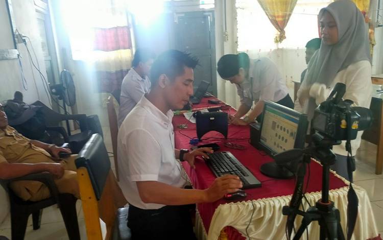 Dinas Dukcapil Kapuas Lakukan Perekaman KTP-El di SMAN 1 Kuala Kapuas