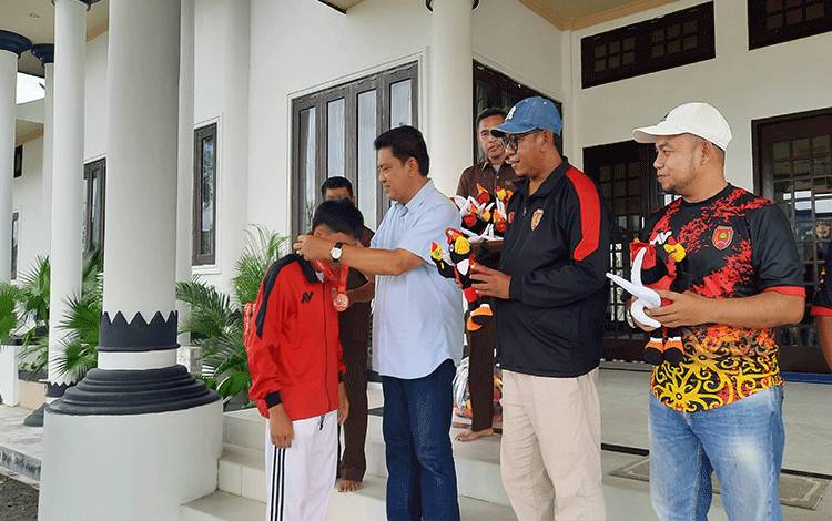 Pj Bupati Kobar Upayakan Akomodir Atlet Berprestasi Miliki Pekerjaan Layak