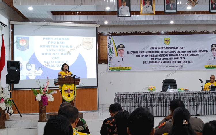 Wakil Bupati Gunung Mas Efrensia L.P Umbing saat membacakan sambutan Bupati Jaya S ?monong dalam kegiatan FGD RPD tahun 2025-2026. (FOTO: RISKA YULYANA)