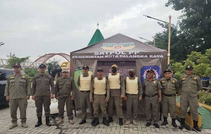 Satpol PP Palangka Raya di Taman Pasuk Kameloh. (ANTARA/Rendhik Andika)