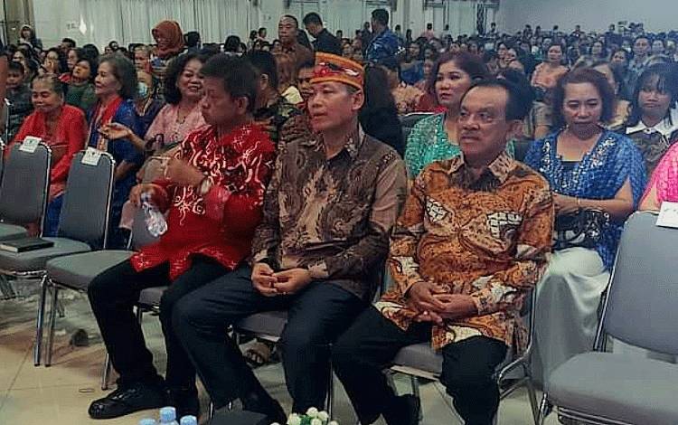 Abdul Razak Hadiri Perayaan Natal Kerukunan Warga Ot Danum Kalteng