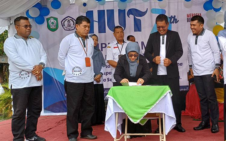 Serah terima jabatan Kepala Sekolah SMPN 1 Sampit, Rabu, 10 Januari 2024. (FOTO: DEWIP)