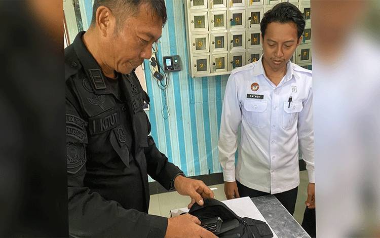 Tim P2U Rutan Kapuas Konsisten Geledah Badan dan Barang Bawaan Petugas