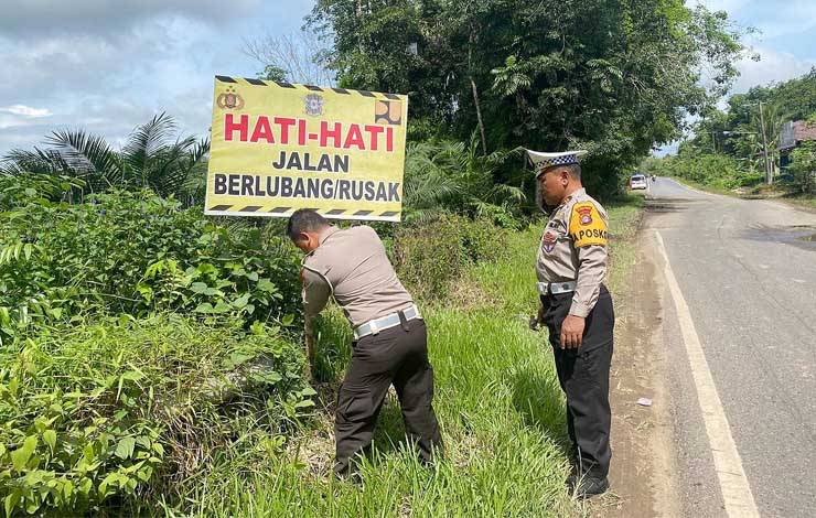 Satlantas Polres Barito Timur Pasang Baliho Peringatan di Jalan Berlubang Desa Kandris