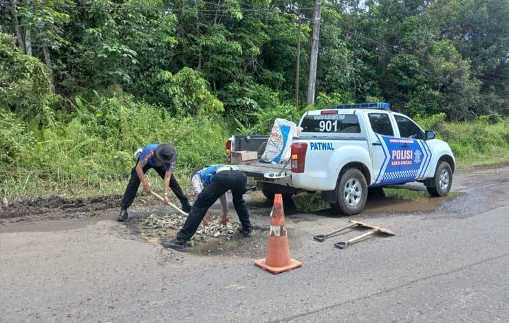 Satlantas Polres Barito Timur Tambal Jalan Berlubang di Desa Kandris