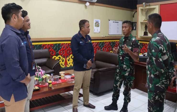 Dandim 1011 Kuala Kapuas, Letkol Inf Khusnun Dwi Putranto saat terima kunjungan pihak PLN UP3 Kapuas. (FOTO: IST)